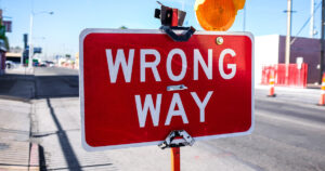 a red rectangle sign that says wrong way