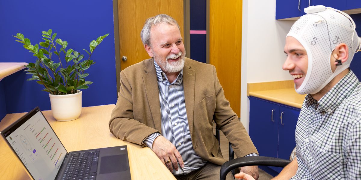 Copy of Therapist Reviewing TheraQ Metrics with Patient - BrainBit Flex