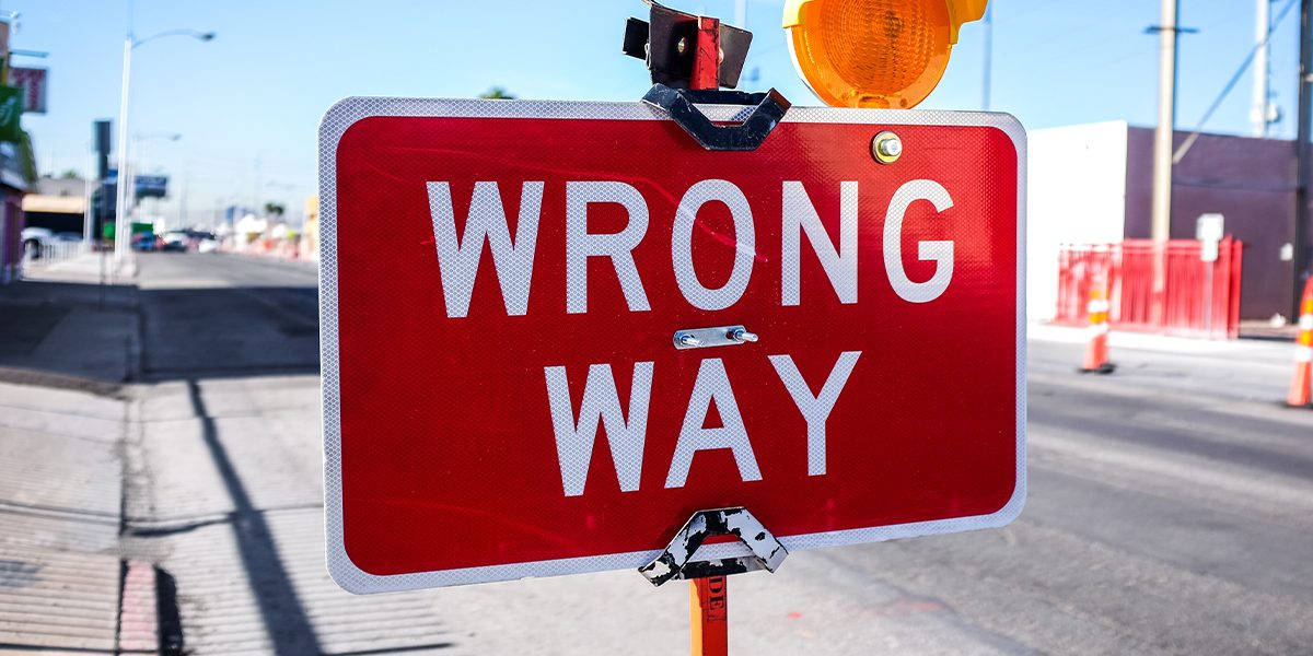 a red rectangle sign that says wrong way